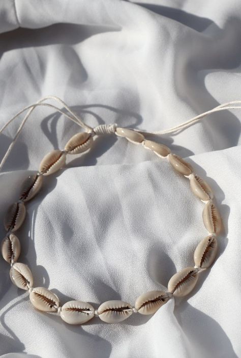 Summer Shell Necklace, Sea Shell Necklace Aesthetic, Seashell Necklace Aesthetic, Coconut Girl Necklace, Shell Necklace Aesthetic, Handmade Accessories Necklace, Summer Accessories Jewelry, Shell Accessories, Beachy Bracelets