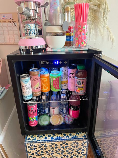 Cute Dorm Kitchen, Bedroom Snack Station Aesthetic, Fridge In Bedroom Ideas, Snack Bar In Bedroom, Mini Fridge In Bedroom Organization, Airbnb Organization, Mini Fridge Aesthetic, Mini Drink Fridge, Fridge In Bedroom