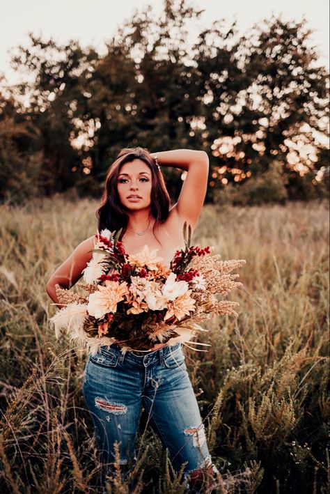 Flower Top Pictures Photography, Fall Flower Top Photoshoot, Flower Too Photo Shoot, Flower As Top Photoshoot, Western Flower Photoshoot, Flower Session Photo Ideas, Flower Top Session, Flowers As Top Photoshoot, Flowertop Photoshoot Ideas