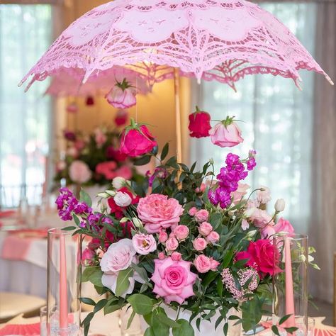 Jennifer Evans Events on Instagram: "“You can stand under my umbrella! 🎶”  At JEE, I’m always trying to come up with unique concepts for my clients events. Especially my repeat clients who typically have the same guests frequent their parties.  Since this was a baby sprinkle ☔️ I knew I wanted to utilize parasols in the overall design palette.   Of course I reached out to my OG Sally from @happyhappeningsdesigns and pitched the concept of using parasols for the centerpieces and giving the illusion of “making it rain” with upside dripping flowers. Sally clearly “understood the assignment”.   Aren’t these centerpieces just darling? Comment with a ☂️ symbol if you love these pieces as much as I do.   ☂️☂️☂️☂️☂️☂️☂️☂️☂️☂️☂️☂️☂️☂️☂️ Welcome to Leah’s Baby Sprinkle ☂️☂️☂️☂️☂️☂️☂️☂️☂️☂️☂️☂️☂️☂️☂ April Showers Bring Wedding Flowers, Umbrella Baby Shower Ideas, Baby In Bloom Centerpieces, Dripping Flowers, Bridal Shower Umbrella, Umbrella Centerpiece, Backyard Party Food, Bridal Shower Signage, Umbrella Baby Shower