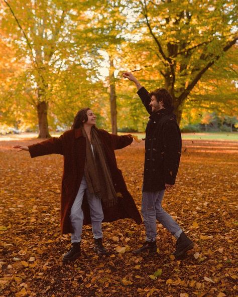 Fall Date Ideas, Fall Couple Pictures, Fall Photoshoot Ideas, Portret Feminin, Beautiful Engagement Photos, Old Fashioned Love, Fall Shoot, Fall Portraits, Fall Dates