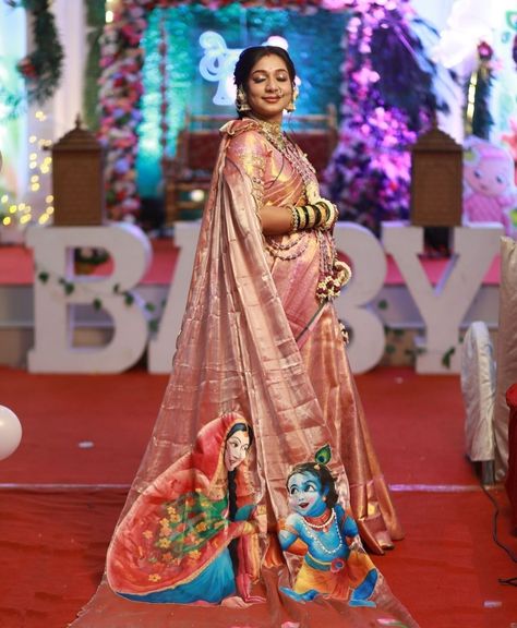 Baby Shower Poses Indian, Baby Shower Looks For Mom Indian, Indian Baby Shower Outfit For Mom, Baby Shower Outfits For Mom Indian, Baby Shower Saree Indian, Godh Bharai Outfit Indian, Baby Shower Blouse Designs, Baby Shower Blouse, Baby Shower Saree