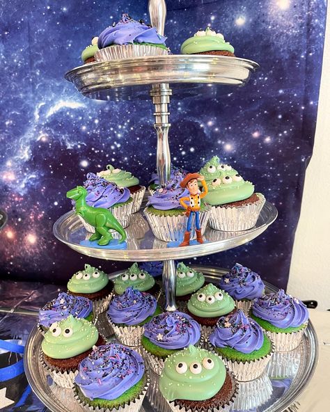 Buzz Lightyear Birthday Cupcakes, Buzz Lightyear Dessert Table, Buzzlight Year Cupcakes, Buzz Light Year Cupcakes, Buzz Lightyear Party Food, Buzz Lightyear Centerpieces, Buzzlight Year Birthday Theme, Buzz Cupcakes, Buzz Light Year Party