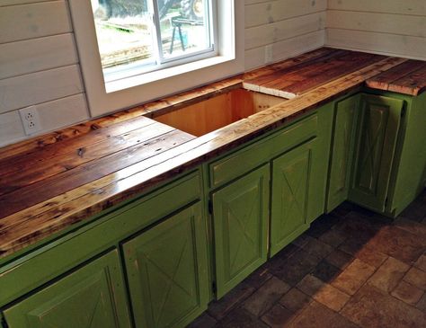 Γγρ│ Réutiliser les vieilles planches en bois Rustic Kitchenette, Mismatched Cabinets, Mismatched Kitchen Cabinets, Diy Kitchen Sink Cabinet, Rustic Kitchen Sinks, Rustic Countertops, Kitchen Sink Remodel, Diy Kitchen Cabinets Makeover, Everything But The Kitchen Sink