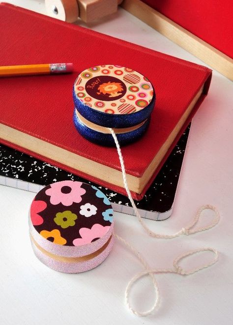 Make your own DIY yo-yo by Amy Anderson on Skip to my Lou Diy Mod Podge, Diy Summer Crafts, Summer Camp Ideas, Mod Podge Crafts, Yo Yos, Camp Crafts, Easy Arts And Crafts, Fun With Kids, Yo-yos