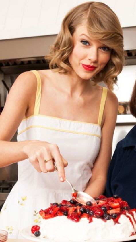 Food Network Invites Taylor Swift to make the best Cake ever! Baking skills 100 percent, you should try this!! Taylor Swift Baking, Taylor Swift 2014, Barefoot Contessa, All About Taylor Swift, Food Network Magazine, Swift 3, Taylor Swift 13, Taylor Swift Pictures, Taylor Alison Swift