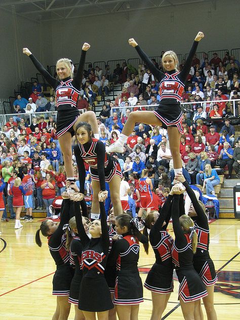 Super cute stunt!! For tons of stunting tips, check out CheerleadingInfoCenter.com :-) Chants For Volleyball, Cheer Pyramids, Cheerleading Tips, Cool Cheer Stunts, Cheer Hacks, Sideline Cheer, Cheer Routines, Cheerleading Coaching, School Cheerleading