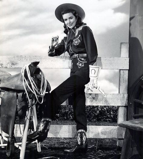 Folklore américain on Instagram: “#dorothymalone #hollywood #actress #westernfashion #westernwear #hollywoodactress #western #wildwest #retro #vintage #popculture” Dorothy Malone, 1940s Women, Cowgirl Vintage, Painting Images, Vintage Western Wear, Cowgirl Art, Vintage Cowgirl, Western Women, Western Girl