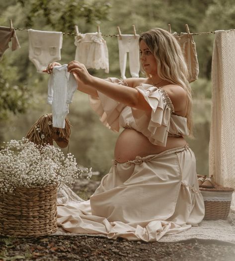 Maternity Photography Clothesline, Clothes Line Maternity Pictures, Vintage Motherhood, Pregnancy Pics, Vintage Maternity, Maternity Photography Poses Pregnancy Pics, Boho Maternity, Motherhood Funny, Expecting Moms Gifts