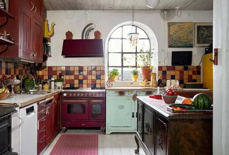 28 Red Kitchens That Prove Color Can Energize Your Space Barndominium Kitchen, Red Kitchens, Cream Kitchen Cabinets, Natural Stone Backsplash, Brick Backsplash Kitchen, Sage Green Kitchen, Dark Countertops, 80s Decor, Rustic Country Kitchens