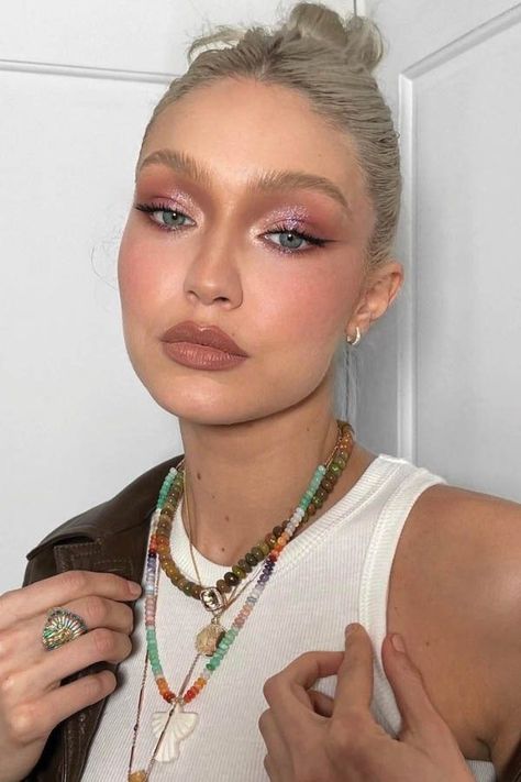 Gigi Hadid Makeup, Rosa Make-up, Pink Eye Makeup Looks, No Make Up Make Up Look, Pink Eyeshadow Look, Mekap Mata, Light Makeup Looks, Pink Eye Makeup, Matte Skin