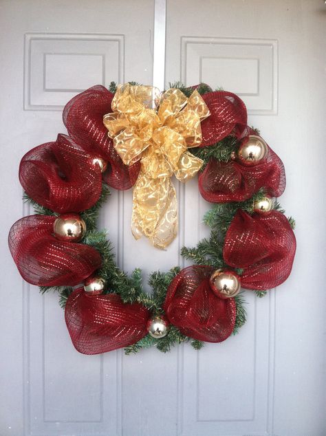 Christmas wreath Diy Christmas Ribbon, Diy Slinger, Rolled Fabric Flowers, Christmas Tree Decorations Ribbon, Diy Wreath Bow, Ribbon Tree, Door Gift, Ribbon Gift, Home Door