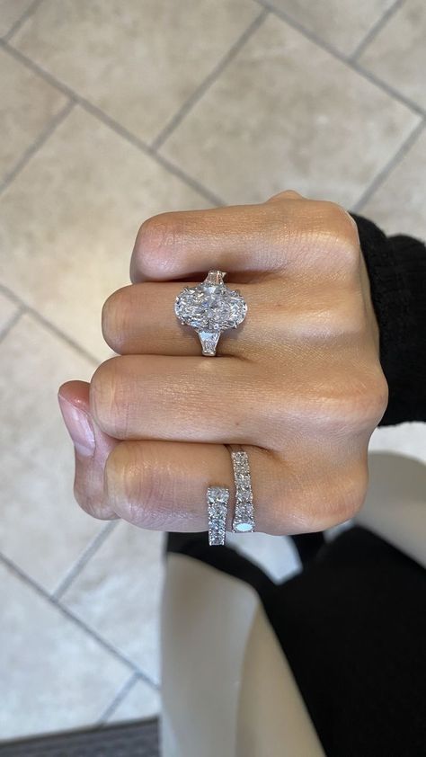 Million Dollar Rings Engagement, 4 Carat Moissanite Engagement Ring, Boujee Engagement Ring, 9 Carat Engagement Ring, Massive Engagement Rings, Engagement Ring Aesthetic, Luxury Gift Ideas, Big Engagement Rings, Dream Wedding Ring