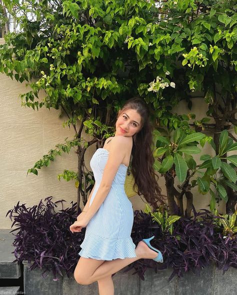 Poses In Knee Length Dress, Poses On Short Frock, Short One Piece Dress Poses, One Piece Dress Photo Pose, Poses In Long Frock, Poses In Frock For Instagram, One Piece Dress Photoshoot Poses, Photo Poses In Dress, Cute Dress Poses