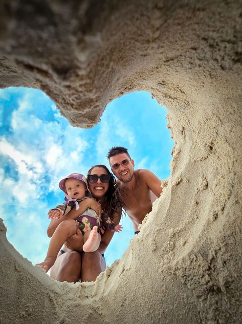 Idea For Beach Pictures, Beach Family Picture Outfit Ideas, Beach Poses Family Of 3, Cute Family Beach Pictures, Beach Family Picture Ideas, Family Hawaii Photos, Beach Picture Ideas Family, Family Beach Photoshoot Ideas, Family Beach Photos With Baby