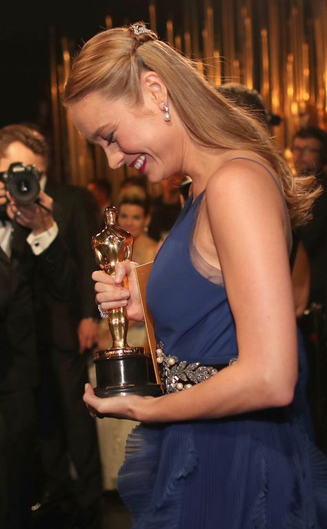 Brie Larson from The Big Picture: Today's Hot Pics  The Oscar winning actress hugs her statue after her win. Oscars Aesthetic, Marvel Bts, Actress Career, Photo Star, Oscar Award, Marvel Cast, Actrices Hollywood, Brie Larson, Oscar Winners