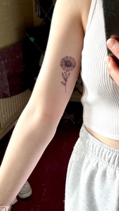 Sunflower Tattoo Inner Arm, Sunflower Bicep Tattoo Women, Tattoos For Happiness, Sunflower Tattoo Arm Simple, Sunflower Tattoo Arm, Simplistic Sunflower Tattoo, Minimal Sunflower Tattoo Simple, Minimalistic Sunflower Tattoo, Girasoles Tattoo