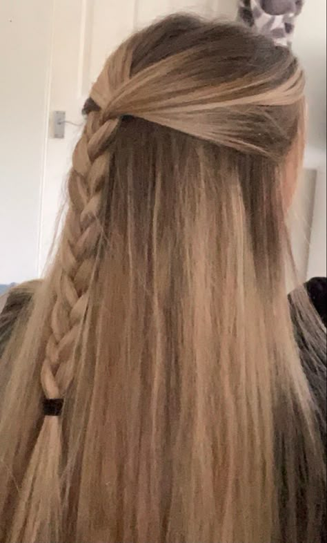 Blonde balayage hair with a half up and braid down the middle Haircut Selfie, Photo Hijab, Plaits Hairstyles, School Hair, Cute Hairstyle, Peinados Fáciles Para Cabello Corto, Hairstyle Inspo, Hair Stylies, School Hairstyles