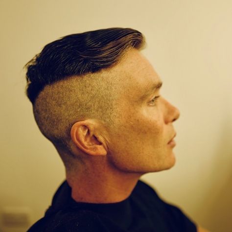 Peaky Blinders on Instagram: “The look we’re all going for when we can go to the hairdressers again. 💇‍♂️ Photo taken by director @antobyrne75 at the beginning of season…” Thomas Shelby Haircut, Tommy Shelby Hair, Peaky Blinders Haircut, Peaky Blinders Hair, Peaky Blinders Series, Haircut Tip, Peaky Blinders Tommy Shelby, Cillian Murphy Peaky Blinders, Vintage Man