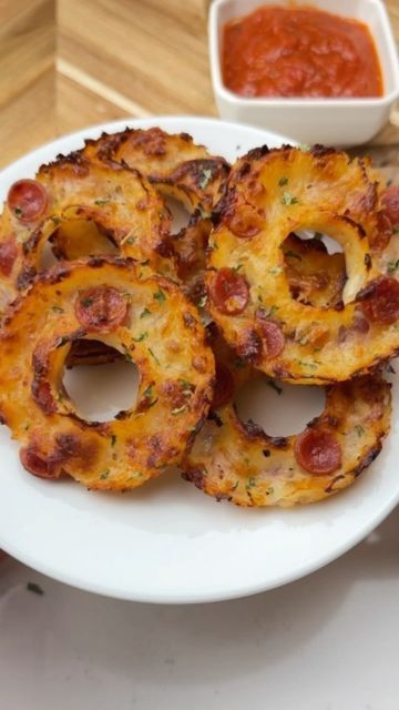 Meal Prep Champ🍱 on Instagram: "Say “YUM” if you would eat these Pizza Rings 🍕🧅🤤 by @ketosnackz  To make it:  In a greased donut pan, add mozzarella, onion rings, Italian seasoning, mini pepperoni (or chopped pepperoni) & top with more mozzarella.   Bake @ 400F for 20 mins. Take them out, let them cool & enjoy 🙌  This quick and simple recipe is the perfect easy and crunchy snack for when you’re craving pizza 😋" Donut Pan Recipe, Mozzarella Bake, Irick Wiggins, Pizza Ring, Cabin Food, Oven Food, Card Night, Donut Pan, Keto Appetizers