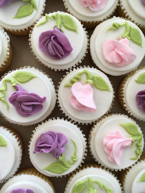 Sweet Pea Cake Decoration, Sweet Pea Baby Shower Theme, Sweet Pea Baby Shower Ideas, Sweet Pea Cake, Sweet Pea Baby Shower, Sweet Pea Flowers, Fairy Cakes, Baby Shower Flowers, Twin Birthday