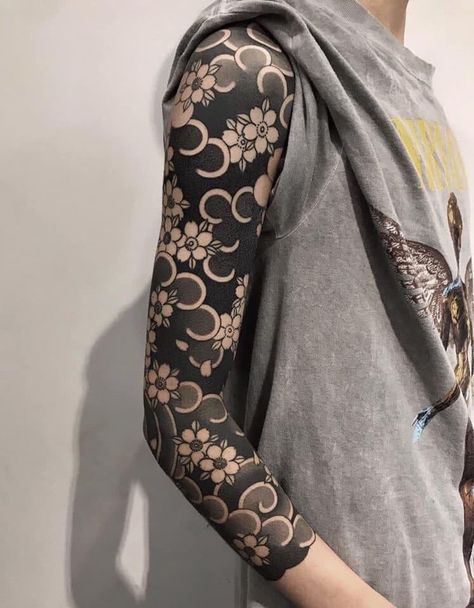 Tattoo Japanese Style, Japanese Legs, Yakuza Tattoo, Blackout Tattoo, Full Arm Tattoos, Japan Tattoo Design, Tattoos Geometric, Irezumi Tattoos, Traditional Japanese Tattoos