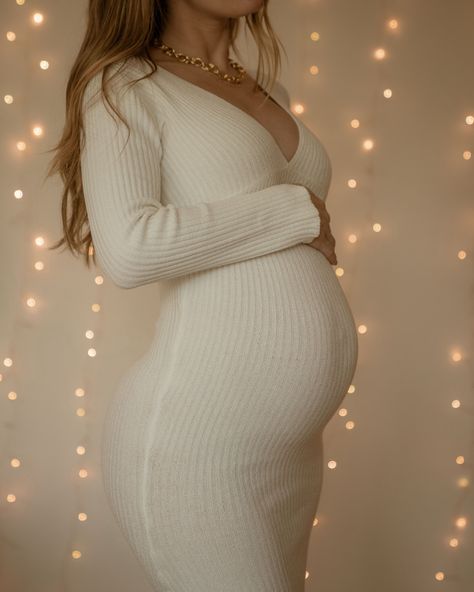 Lauren Gores Ireland Pregnancy | holiday bump style #holidaystyle #babybump #motherhood Christmas Outfits Pregnant, Pregnant Outfits Christmas, Pregnant Xmas Outfit, Holiday Pregnancy Outfits, Pregnancy Holiday Outfits, Maternal Clothes, Pregnancy Dress Outfits, Pregnancy Winter Dress, Holiday Maternity Outfits