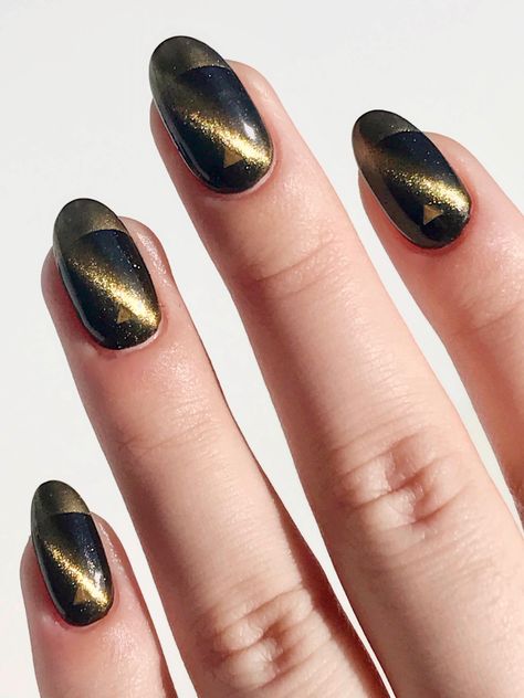 Black And Gold Metallic Nails, Black Nails With Gold Chrome, Black Gold Chrome Nails, Black And Gold Cat Eye Nails, Gold Magnetic Nails, Black And Gold Chrome Nails, Black Chrome Nails, Metallic Nails Design, Black Gold Nails