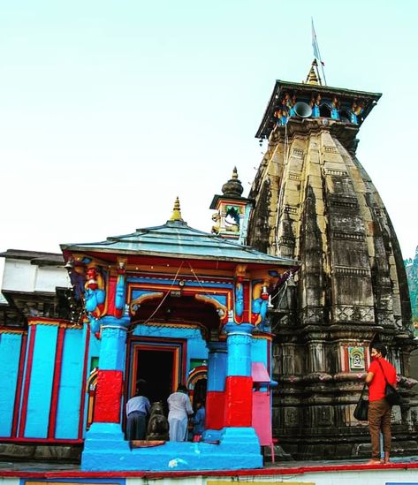 Ukhimath Omkareshwar Temple #Rudraprayag #Uttarakhand Celebrity Culture, Explore Nature, Travel Lifestyle, Small Towns, Big Ben, Peace And Love, Temple, Building, Travel