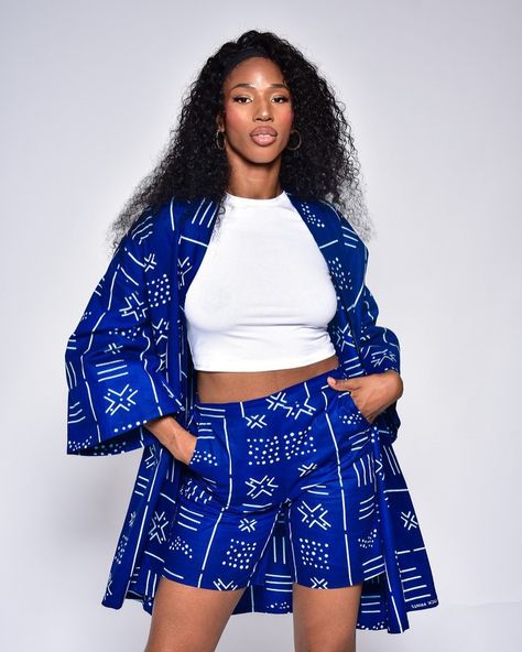 🇫🇷 @makomie_ 🇨🇲 #Newin; Short and waxed High waist shorts with side pockets and kimono jacket 💙 Discover our elegant new outfits for a touch of chic. Which one catches your eye? 👁️ 😊 Shop Now!🛒 #tuesdaydealsday #shopmakomie #2piecesets #croptop #ankarastyles #anka #ankamarketplace africanwedding || #africanskirt || #africanprints || #waxprint || #africanfabrics || #modeafricaine || #afrikrea || #africanstyle || #pagneafricain || #dashiki || #ankara || #ankaraclothing || #afro || #afrofashi... Short Kimono Jacket, Dashiki Outfit, Classy Short Dresses, Ankara Clothing, African Skirts, Short Kimono, High Waist Shorts, Kimono Jacket, African Fabric