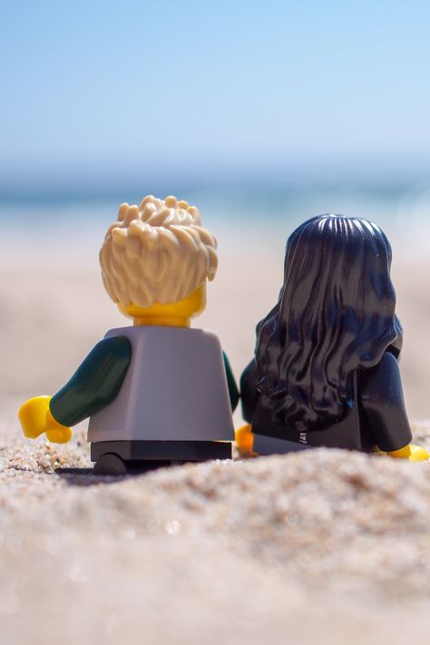 Lego Couple, Lego Cards, Lego Beach, Handmade Photography, Lego Lovers, Lego Custom Minifigures, Lego Photo, Beach Love, Lego Pictures