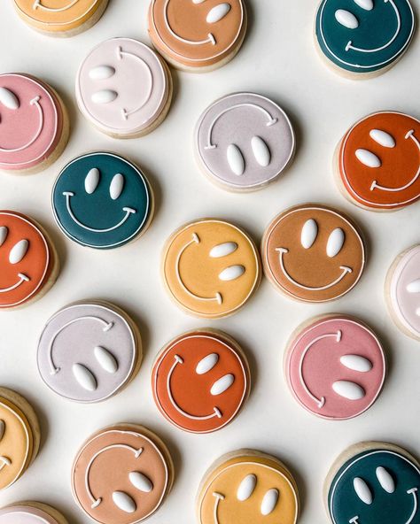 Emily Karns on Instagram: “I’m still -slowly- working through emails from my little break, and will start taking orders for May tomorrow (Thursday) with the exception…” Happy Face Cookies Royal Icing, Smiley Face Royal Icing Cookies, Crazy Cookies, Royal Iced Cookies, Strawberry Cookies, Marketing Cookies, Sugar Cookie Designs, Bake Sale, Dessert Decoration