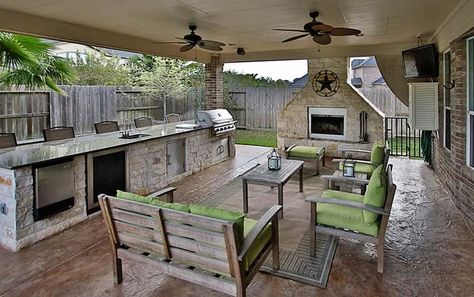 37 Outdoor Kitchen Ideas & Designs (Picture Gallery) - Designing Idea Fireplaces Layout, Living Pool, Outdoor Covered Patio, Outdoor Kitchen Countertops, Building A Porch, Outdoor Kitchen Ideas, Outdoor Kitchen Appliances, Patio Fireplace, Patio Kitchen