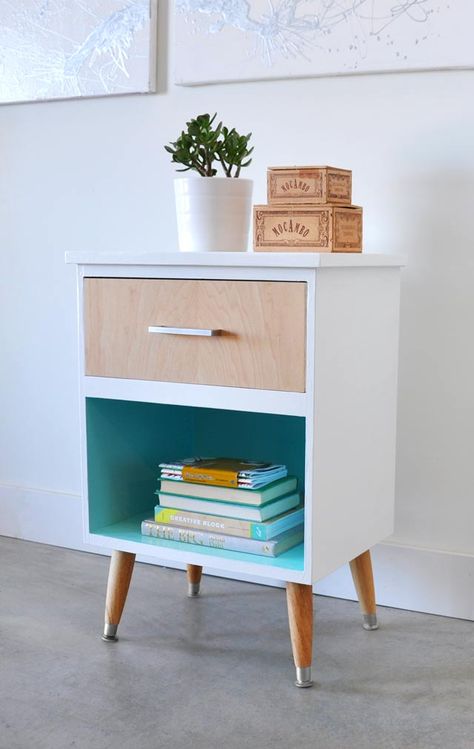 Mid Century Modern Nightstand Makeover. Love the plywood veneer drawer front and bright teal interior (Benjamin Moore's Tropicana Cabana). From Visual Heart. Diy Nightstand Makeover, Commode Design, Teal Interiors, Nightstand Makeover, Mid Century Modern Nightstand, Style Nightstand, Vintage Nightstand, Diy Nightstand, Classy Design