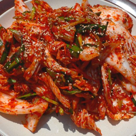 Quick, fresh kimchi (Baechu-geotjeori: 배추겉절이) recipe by Maangchi Best Kimchi Recipe, Kimchi Aesthetic, Fresh Kimchi Recipe, Korean Recipes Authentic, Baechu Kimchi, Kimchi Soup Recipe, Korean Sides, Korean Kimchi Recipe, Kimchee Recipe