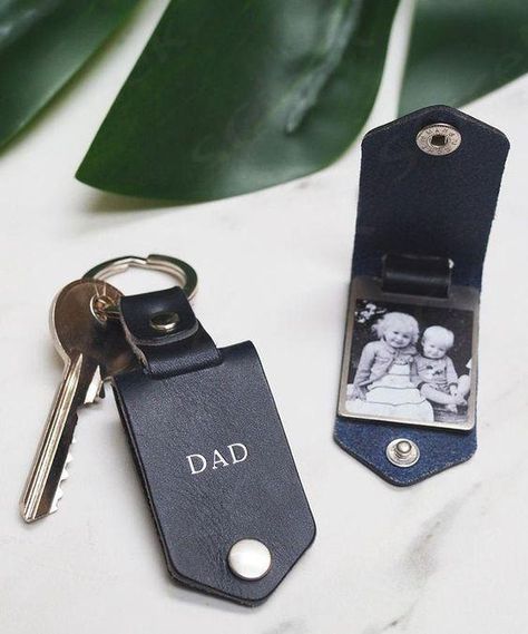 Cue The Oohs! Our Can’t-Fail Christmas Gift Guide For Parents Is Here And It’s Fabulous Gift Box For Men, Cadeau Parents, Photo Keyrings, Dad Keychain, Leather Anniversary Gift, Christmas Gifts For Parents, Projets Cricut, Leather Anniversary, Photo Keychain