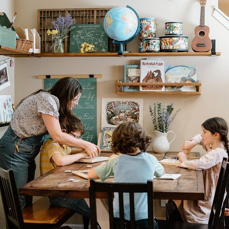 Homeschool Family Room, Homeschool Room With Table, Charlotte Mason Homeschool Room Ideas, Cottage School Room, Homeschool In Kitchen Ideas, Modern Farmhouse Homeschool Room, Homeschool Dinning Room, Moody Homeschool Room, Rustic Homeschool Room