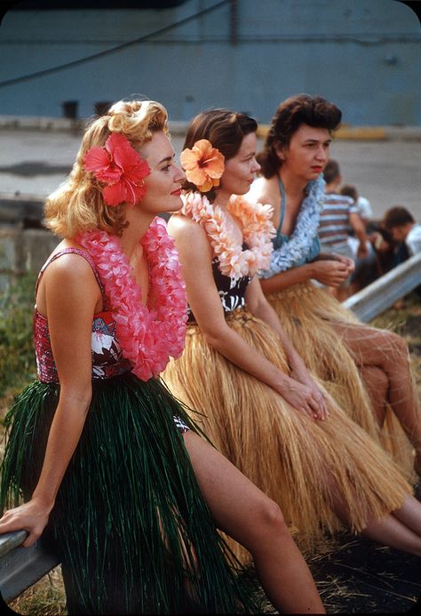 https://flic.kr/p/MGqufz | Hula girls, Ford Island – 1950s | After the show. © Original 35mm Kodachrome Slide Transparency Hawaiian Hula Dance, Hawaiian Hairstyles, Aloha Party, Hula Dance, Hawaii Party, Hawaii Outfits, Vintage Tiki, Hula Dancers, Tiki Party