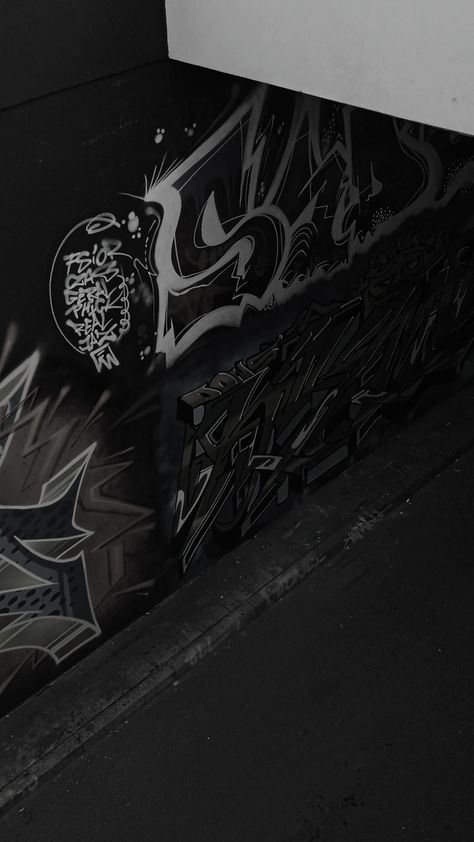 Black Wallpaper Graffiti, Graffiti Phone Wallpaper, Wallpaper Boys Iphone, Street Wear Aesthetic Wallpaper, Mens Wallpaper Iphone, Graffiti Wall Wallpaper, Men Wallpaper Iphone, Boys Wallpaper Iphone, Grafitti Wallpaper