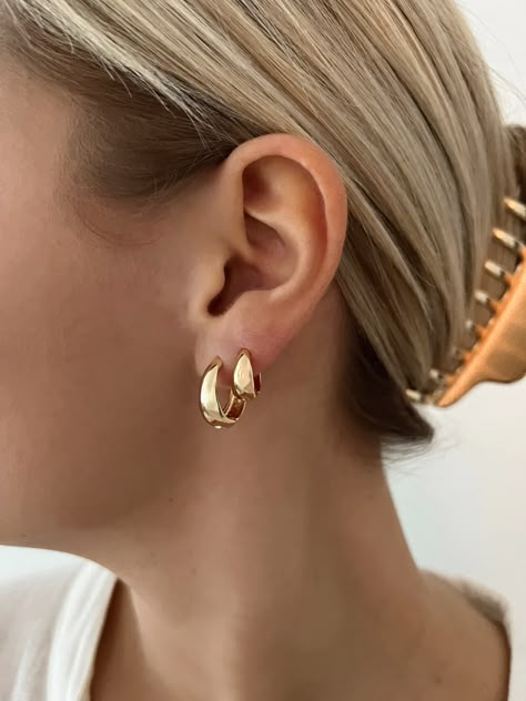 GOLD HUGGIE HOOPS – ALV Jewels Gold Hoop Earrings Style, Double Lobe Piercing, Gold Inspo, Kpop Earrings, Second Piercing, Trend Jewelry, Jewelry Fashion Trends, Classy Jewelry, Jewelry Lookbook