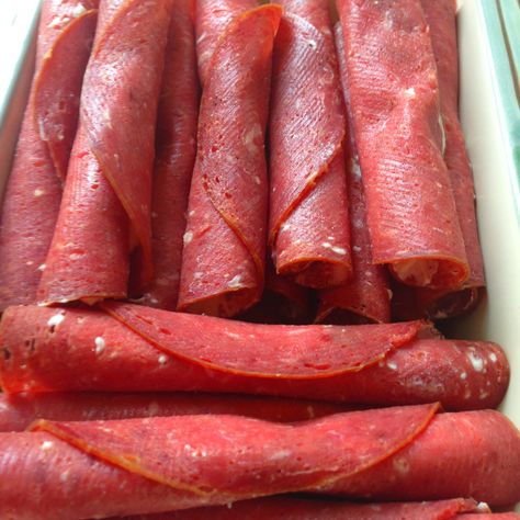 Perfect no carb appetizer. Fast and easy to make too! - Dried Beef Roll-Ups Dried Beef Roll Ups With Cream Cheese, Dried Beef Pinwheels Cream Cheeses, Dried Beef Appetizers, 1950s Cooking, Dried Beef Recipes, Beef Roll Ups, Beef Appetizers, Dried Meat, Dried Beef