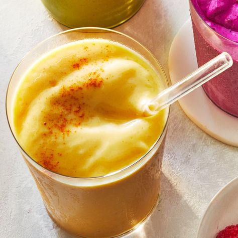 mango-turmeric-smoothie-recipe-0121foo Turmeric Smoothie Recipes, Creamsicle Smoothie, Turmeric Smoothie, Creamy Smoothies, Hydrating Drinks, Pineapple Smoothie, Glass Of Water, Mango Smoothie, Nutritious Snacks