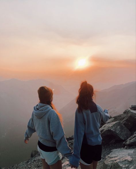 Friends Hiking Pictures, Hiking With Best Friend, Mountain Pictures Poses Friends, Travel Aesthetic With Bestie, Best Friends Hiking, Best Friend Adventures, Mountains With Friends, Best Friend Travel Pictures, Best Friends Travel Aesthetic