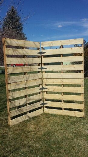 Pallet Backdrop, Fall Deck, Pallet Display, Backyard Graduation Party, Graduation Open Houses, Graduation Party Diy, Graduation Party Planning, Pallet Fence, Craft Fairs Booth