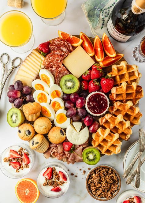 Wow your guests at your next brunch party with this pretty and easy brunch charcuterie board! This board has a ton of breakfast treats like cured meats, fancy cheeses, fresh fruit, pastries, and more. It's easy to set up for a party or holidays like Easter, Christmas, Mother's Day, and more. Just add all of your favorite snacks and you have breakfast for a crowd. This breakfast grazing board is lovely for a buffet or as an appetizer. It's simple, make-ahead, and the best food idea for a party! Breakfast Grazing Board, Sausage Board, Brunch Charcuterie Board, Brunch Charcuterie, Football Foods, Frozen Pudding, Banana Coffee Cakes, Fancy Cheese, Fruit Pastries