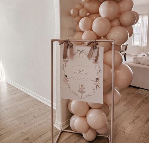 Ballerina Birthday Backdrop, Birthday Party Balloon Ideas, Ballerina Birthday Theme, Toddler Birthday Decorations, Ballerina Baby Shower Theme, December Baby Shower Ideas, Ballerina Party Theme, Baby Shower Balloon Arch, Circus Theme Party