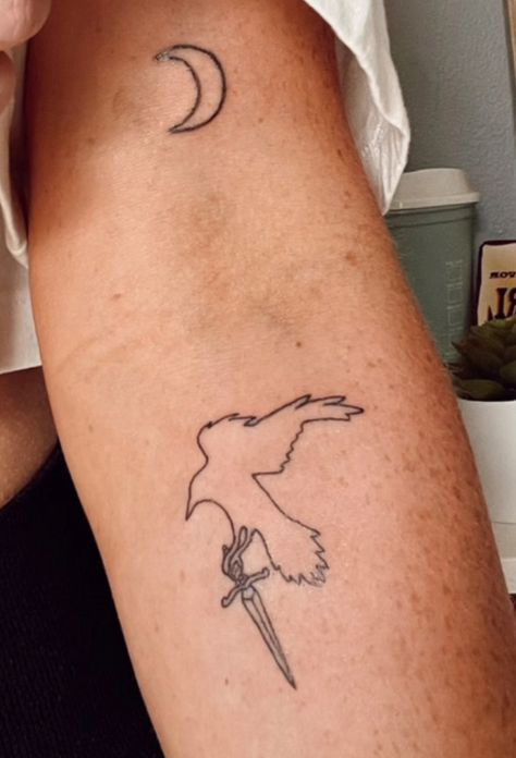 Crow carrying a knife Crow And Cup Tattoo Six Of Crows, Crow Club Tattoo, Six Of Crows Tattoo Ideas, Grishaverse Tattoo, Simple Crow Tattoo, Six Of Crows Tattoo, Crow Tattoos, Cup Tattoo, Club Tattoo