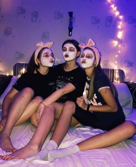 Face Mask With Friends, 3friends Picture Ideas, Galentines Ideas, Bff Photos, Mud Masks, Best Friend Dates, Pijama Party, Girl Sleepover, Home Photo Shoots