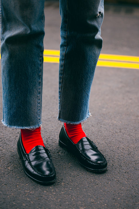 Loafers With Colored Socks, Red Socks Loafers, Trending Color Aesthetic, Pop Of Red Outfit, Red Socks Outfit, Penny Loafers For Women Outfits, Pop Of Color Outfits, Outfits With Loafers, Loafers Aesthetic