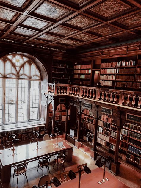 Oxford Library Aesthetic, Oxford University Library, Oxford Vibes, Oxford University Aesthetic, Oxford Interior, Oxford Aesthetic, Notion Pics, Dark Academia Library, 1800s Aesthetic